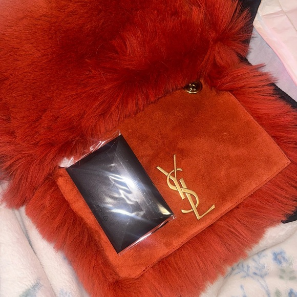 Saint Laurent Small Kate Reversible Shoulder Bag in a vibrant poppy red - Picture 5 of 10